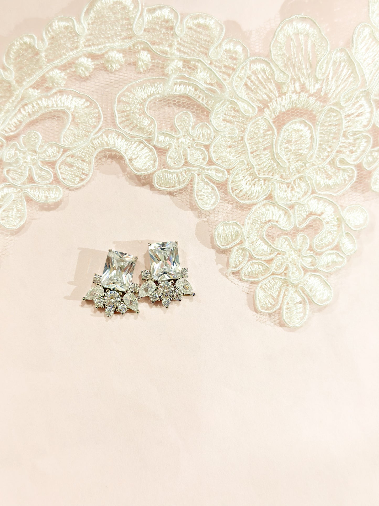 Short zircon earrings