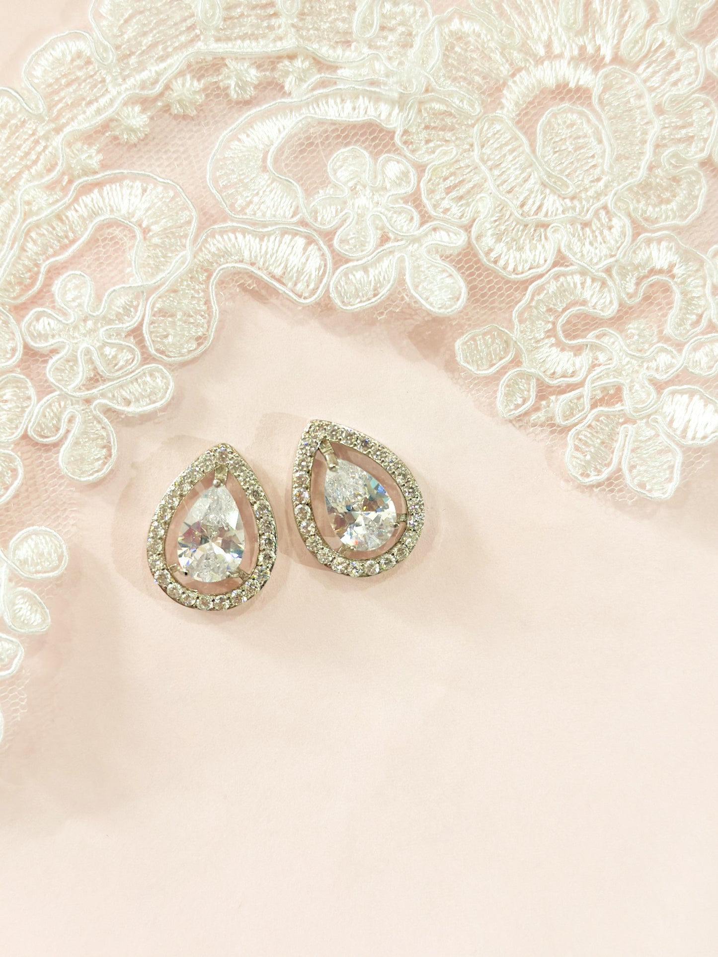 Medium zirconia earrings