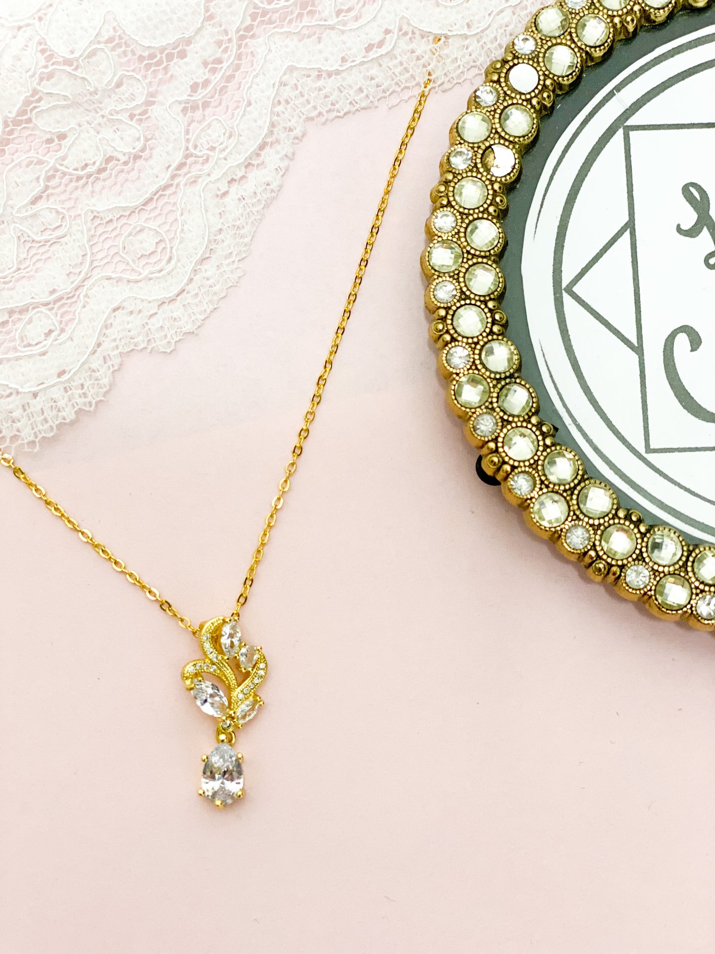 Gargantilla hojas con gota