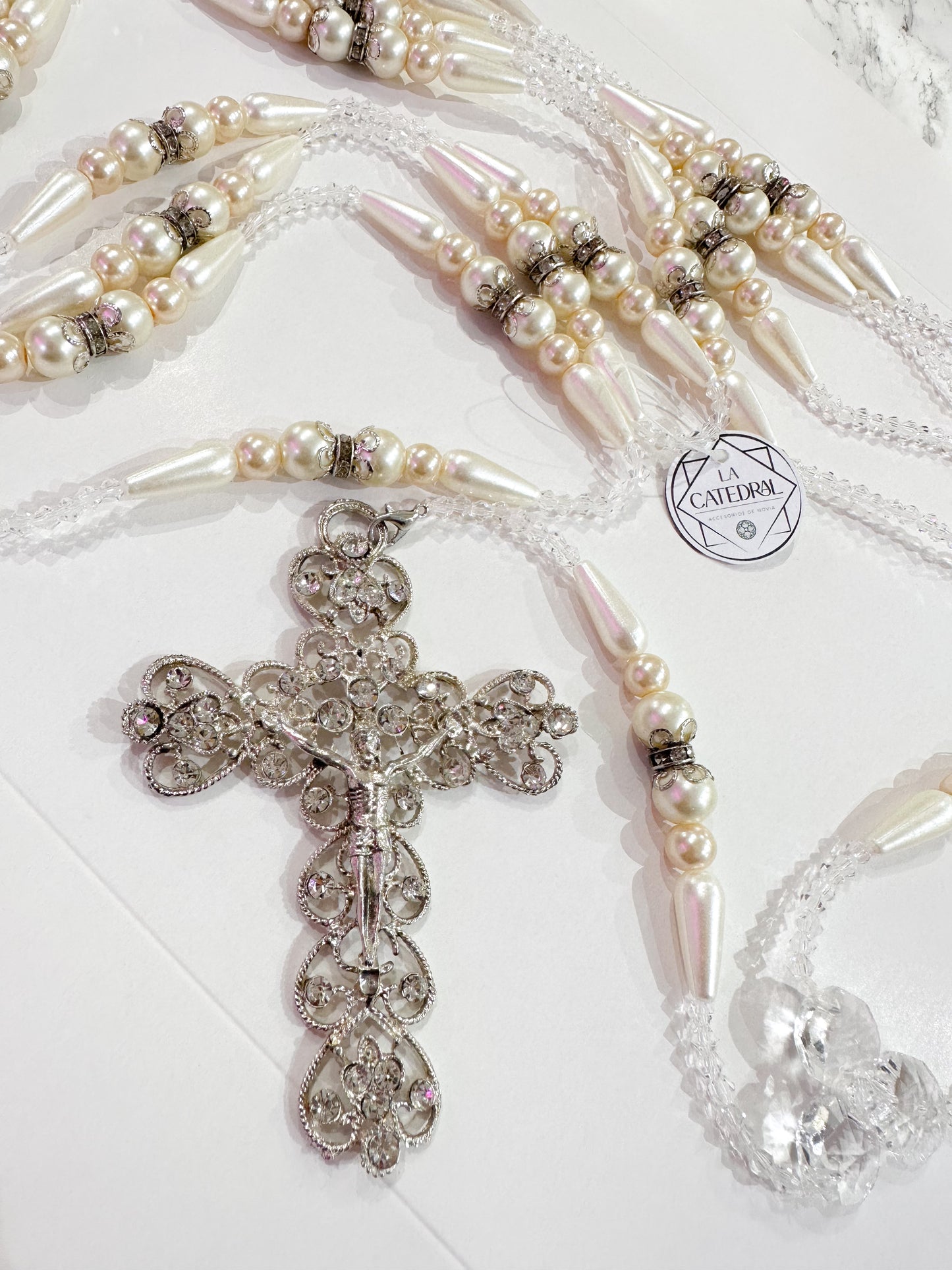 Lazo religioso plateado